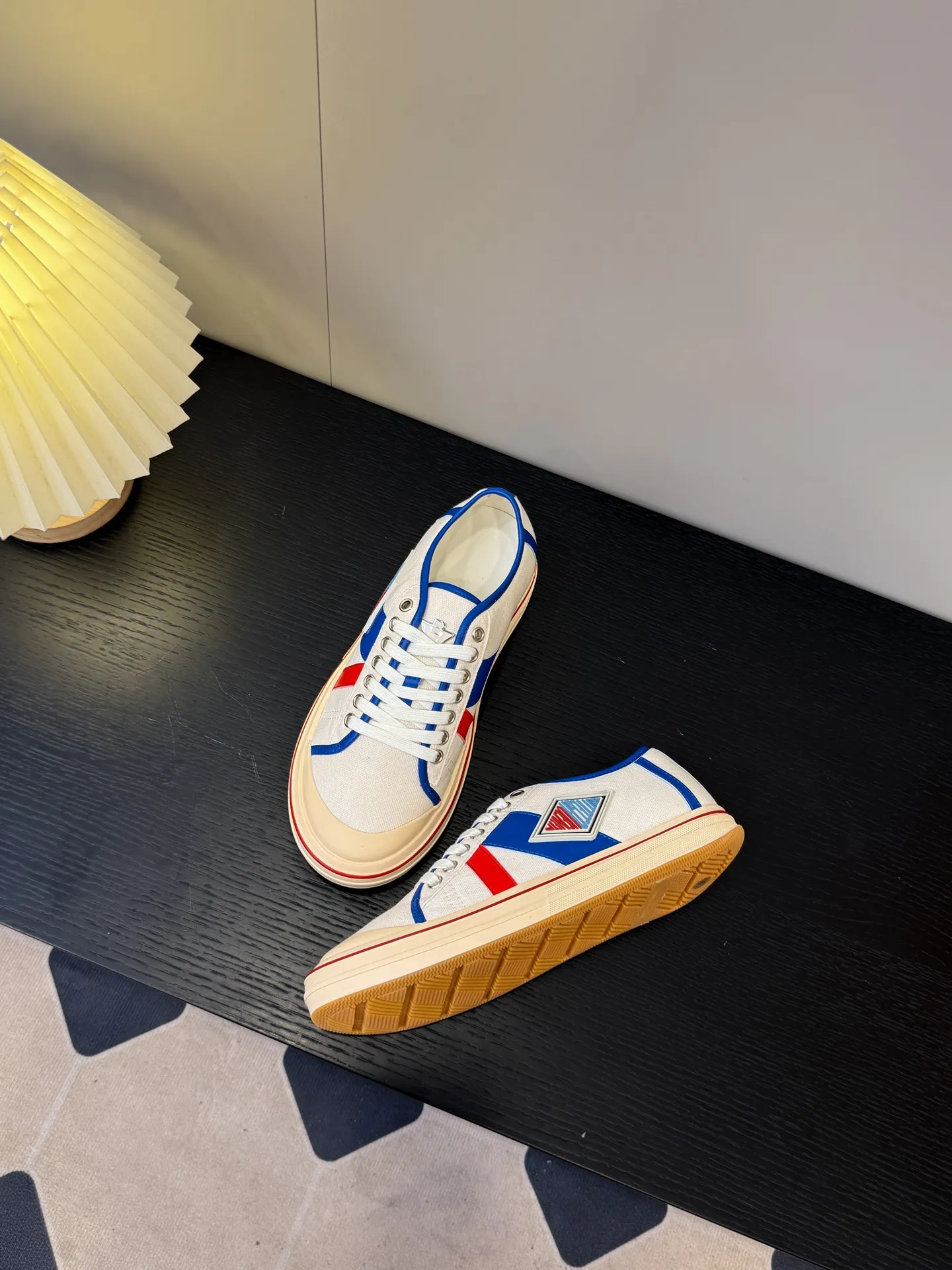 👟👟Ex-factory price 460👟👟 (Men's size +1️⃣0️⃣) BVOrbit's latest 2025 catwalk model, developed 1:1 from the original board, classic color matching elements! This is the biggest highlight of this shoe, eye-catching but not exaggerated design, super cool for daily use, super versatile whether paired with pants, sweaters or skirts, looks good no matter how you wear it, the more you look at it, the more you like it ❗️ Outsole: Original outsole color: 5 colors code number: female 35-40 male 39-44